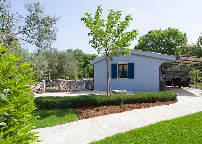 Little Blue House By Guide Villa